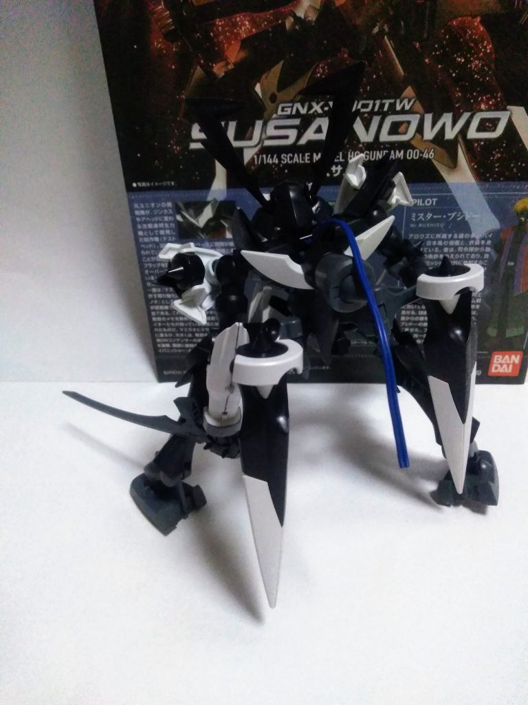 青いケーブルはパワー伝達用だそうで、サーベルに直結する事も出来るそうです🧐　         にしても、ホント骨だけって感じ😥