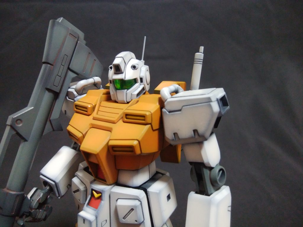 頭部アンテナは真鍮線に差し替え、胸部とバックパックのダクトフィンを削り込み