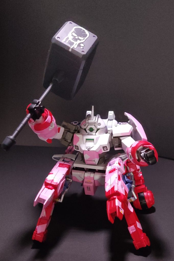 ハンマーも銃器もモビルスーツには当たらないようにロックされています。されているバズです。