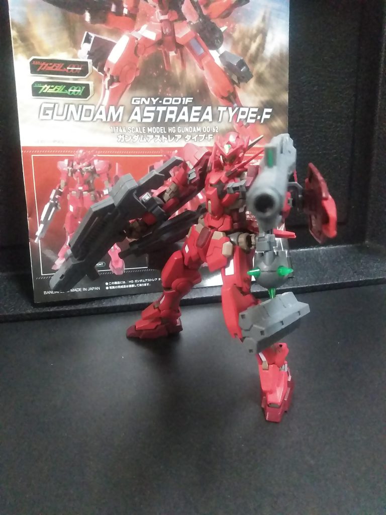 以前の投稿では『付録キットからの改造』でしたがこの子は製品版となります😁               もう、ビックリするほど武器が付属しています😤 左サイド『NGN バズーカ・GN ハンマー・GN ハンドミサイル・GNシールド(アストレア用)』です😥