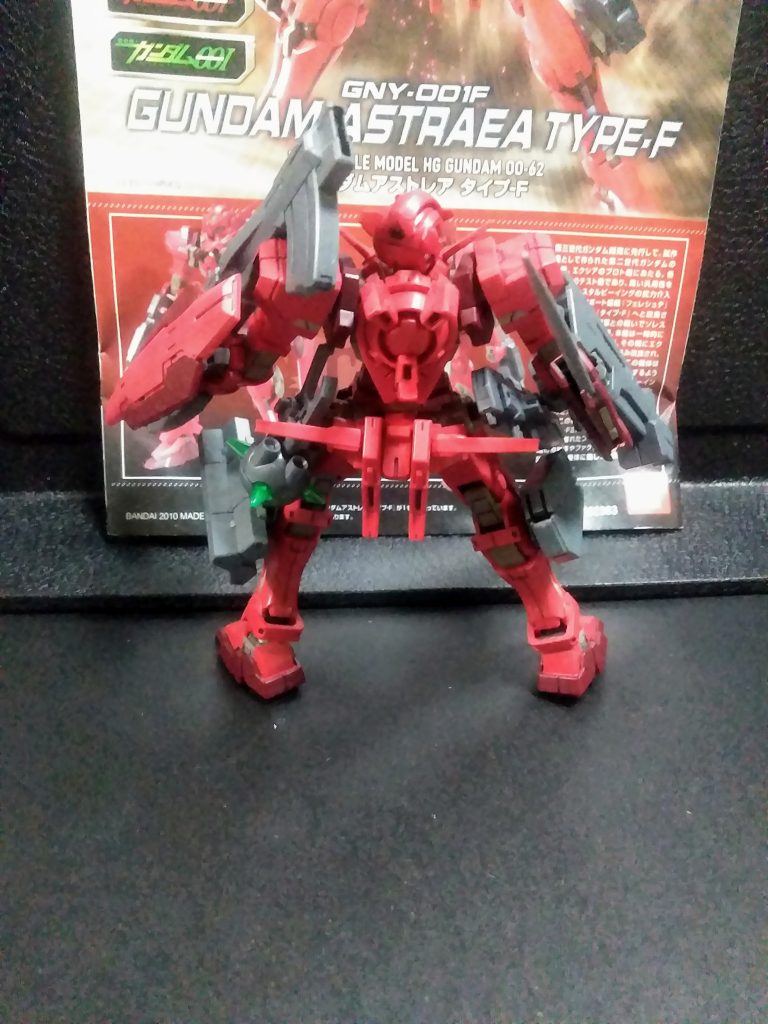 後ろ姿はこんな感じ😁 更に『エクシアの標準武装』も付属しています🤣