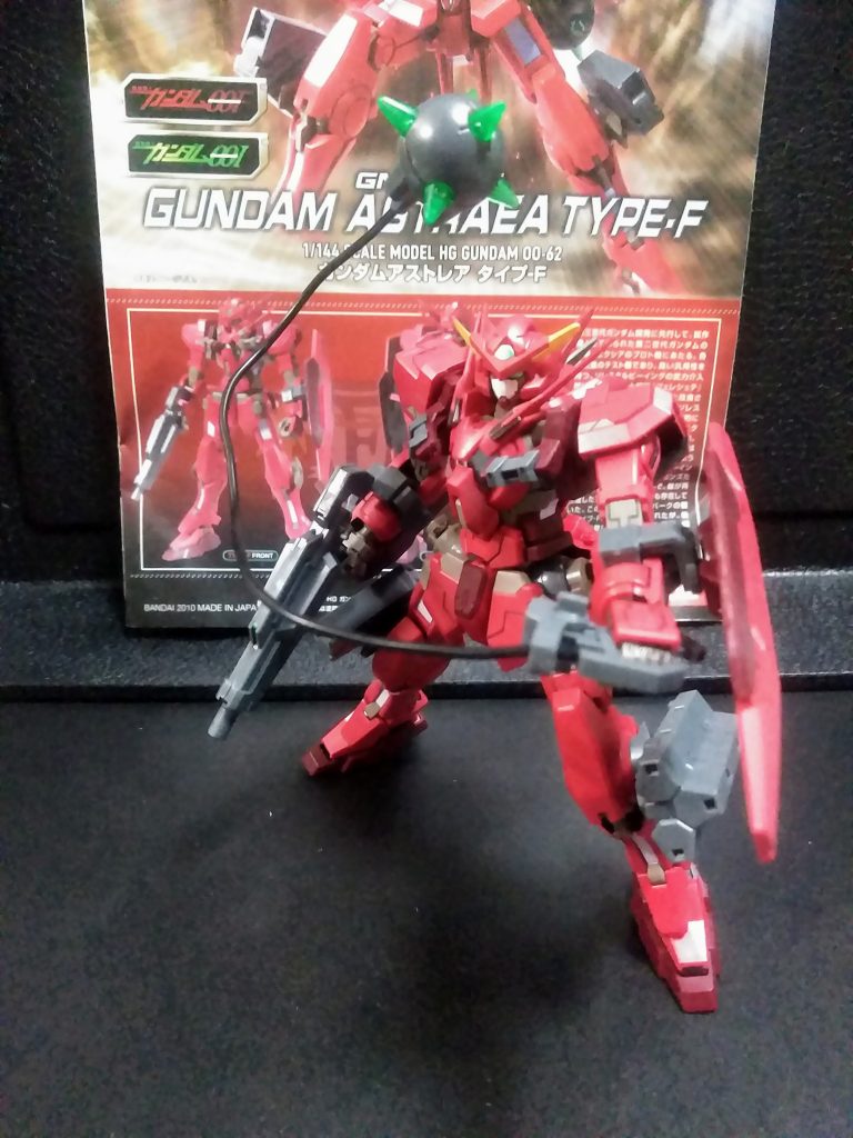 『GN ハンマー』は投擲状態を再現可能🧐       顔は2種類付属していて『ガンダムだと認識させない偽装用』と改修型とされる、『エクシアとそっくりフェイス』が在ります🤗