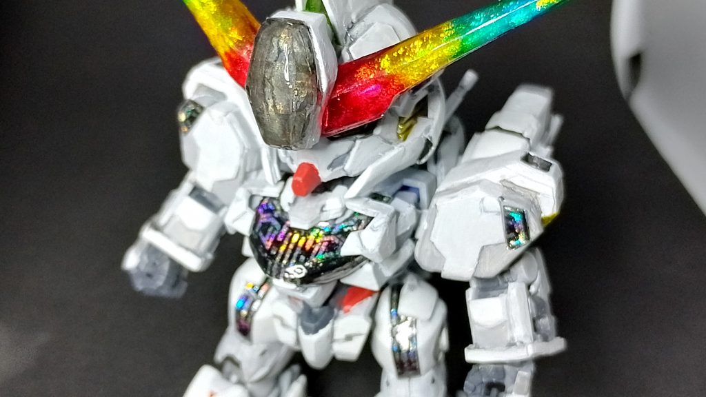 メインのオリジナル作成部分はホログラムシールへのパターン印刷です。ホログラムシールは2017年にガンプラ虹龍を制作した際に残った素材です。胸部パーツはホログラムシールを貼り、UVレジンを充填して外装の造形を行い、表面をより透明にするために研磨してクリアカラーを塗装しました。*このビデオはホログラムパーツのテストが完了した後に撮影したものです。頭にもホログラム効果があることがわかります。オリジナルのデザインを踏襲する必要があるため、最終的にスモークカラーのクリアパーツで覆われ、反射効果が見にくくなりました。残念です。 しかし、それは必要です。https://youtu.be/9EgedFCPru0