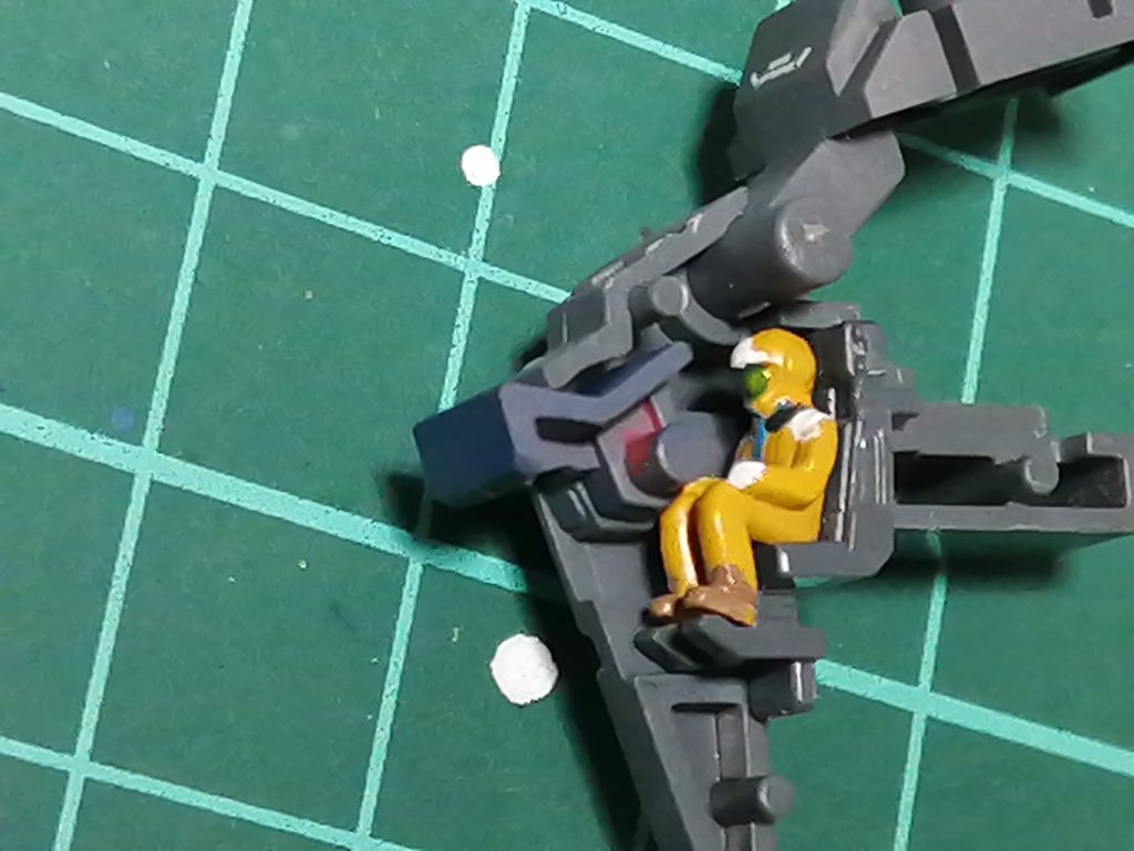 パイロットも塗りましたが、組むと足しか見えません↓