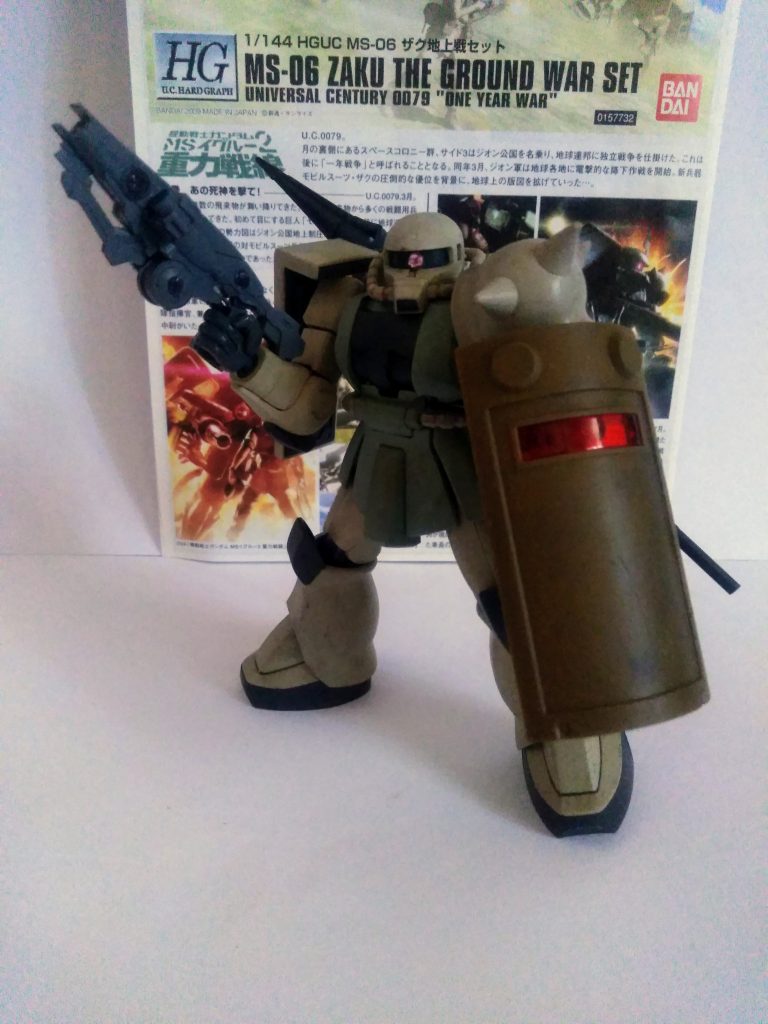 『ジオン軍ルッキールー中隊』が赴任する『とある海辺の HLV 発射基地』 繰り返される『連邦軍の襲撃』は遂に基地施設内にまで拡大、防衛部隊が応戦するのでした。重要設備等を傷付けない配慮として『トリモチ ガンやラージ シールド』を基本装備とします😤