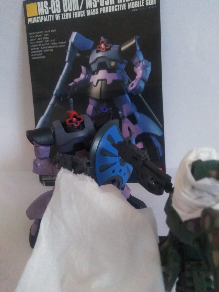 左肩に装着された『スモーク ディスチャーヂャー』で煙幕を貼り、メインカメラを『トリモチ』で視界封鎖に成功!👍