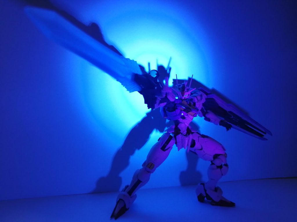 小さくてわからないかもしれませんが、ツインアイは蛍光グリーンで塗装しているので、UVライトで発光します。ビームライフルのスコープとエフェクトは蛍光クリアーで塗装しています。