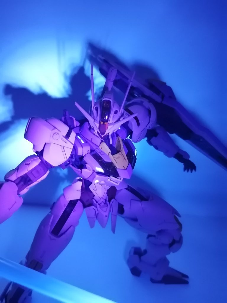 今回はシェルユニット内部も蛍光レッドで塗装したので、わずかですが、発光します。