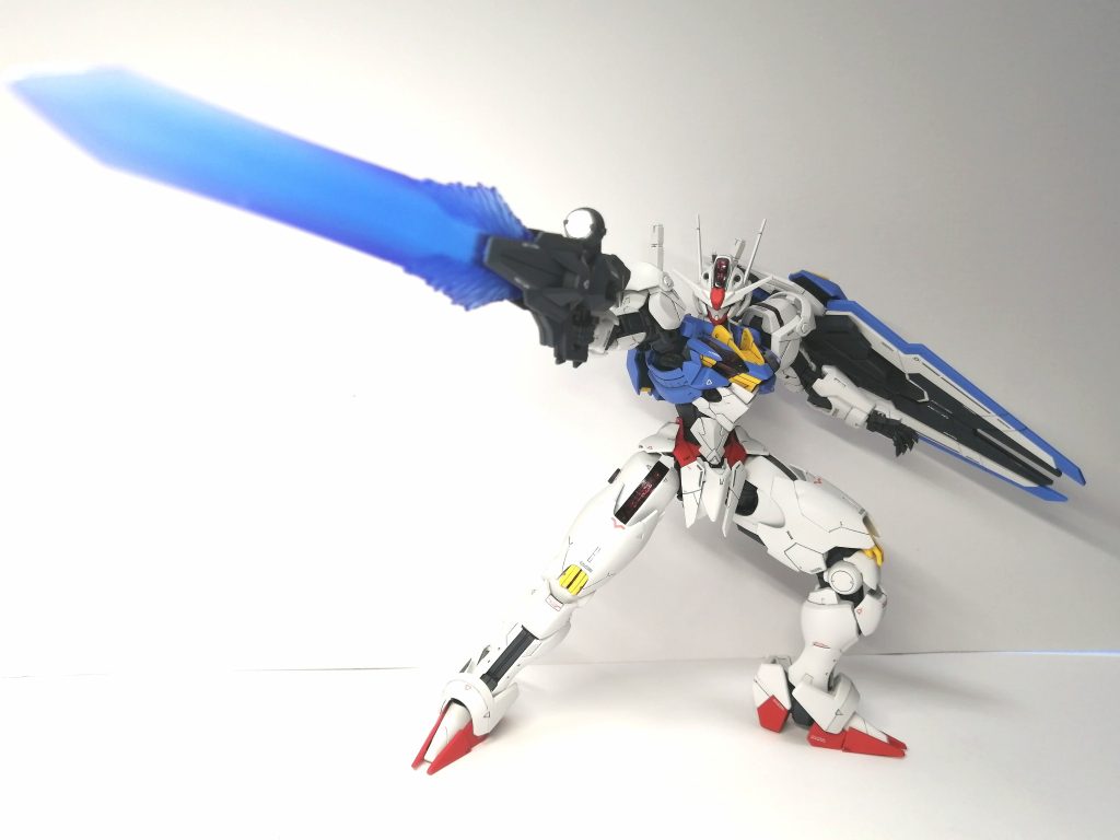 このキット、ポーズをつけると、すごくかっこいいですね。このキットはポーズをつけてなんぼですね。お気に入りの１枚です。ビームライフルの保持力は意外と良いです。そして、派手なアクションポーズでも倒れない、体幹の良さがすばらしい。アクションベースいらずですね。