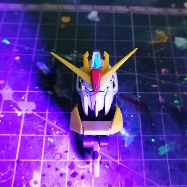 MGゼータガンダムVer.Ka②頭部を作りました。Ver 2.0より少し細くなりましたかね。ツインアイを蛍光グリーン、頭部カメラを蛍光クリアーで塗装しました。UVライトで発光します😆MGゼータガンダムVer.2.0を作った時は、蛍光カラーで塗装する技術がなかったので、進歩ですね。最近は基本的に頭部カメラとツインアイは蛍光カラーで塗装しています😄（2枚目）