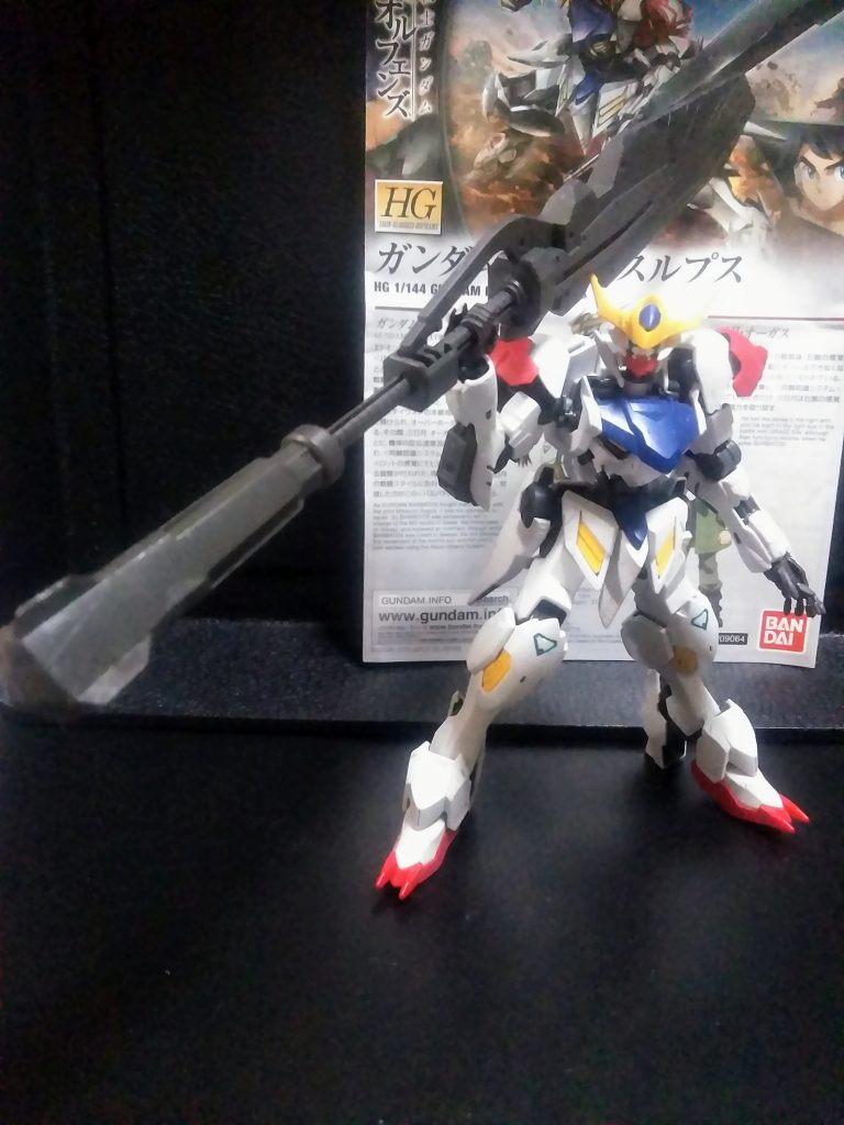 この作品、キャラデザとストーリーの重さのギャップが凄まじいと感じるのは自分だけでしょうか?それと、HGプラモのボックスアートにキャラの顔を刺し入れるのは何か興醒めするんですよね🤔 ソレ以外は「少年達の成り上がりストーリー」として大変面白い作品だと考えます🤣お目汚し ありがとうございました。