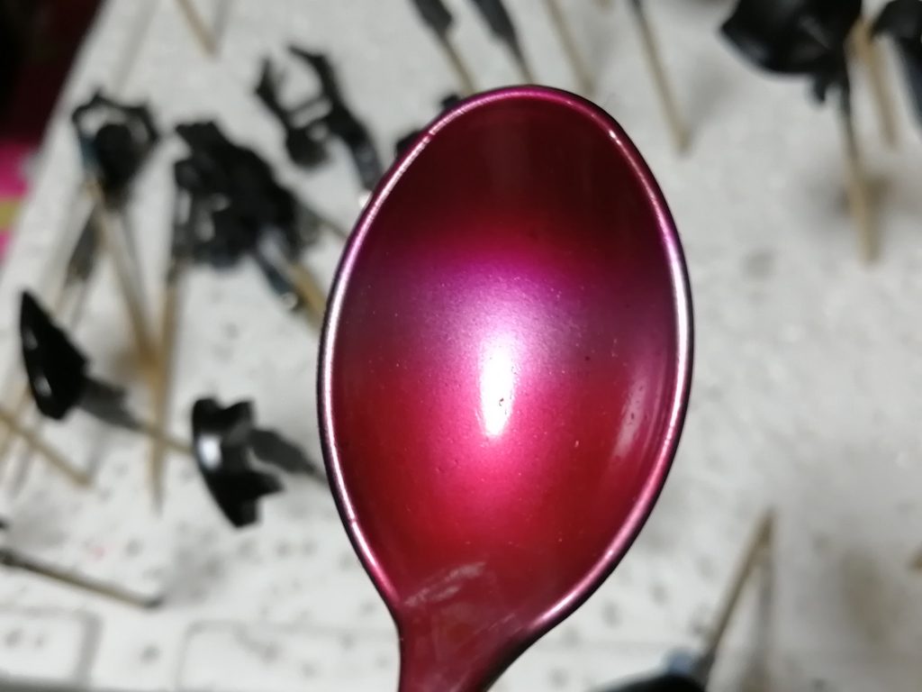 下地に黒サフ、スーパーファインシルバー、胴体にマルーン（マルーンはクリアｗ）手足にクリアレッド吹きました。マルーンが思ったよな色にならなかったので、あとからスモークを吹いてます。