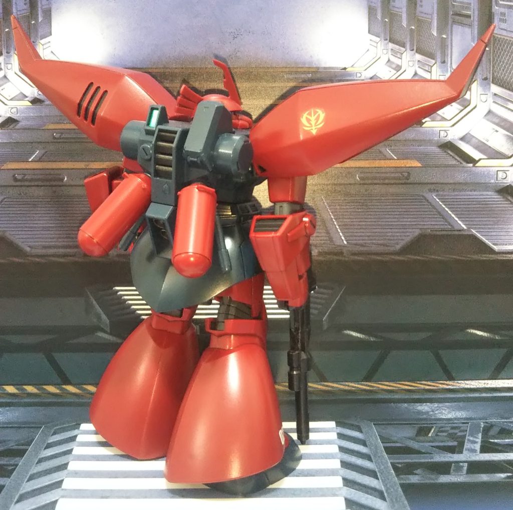 本機の特徴となる肩のバインダー。大きいですね!
