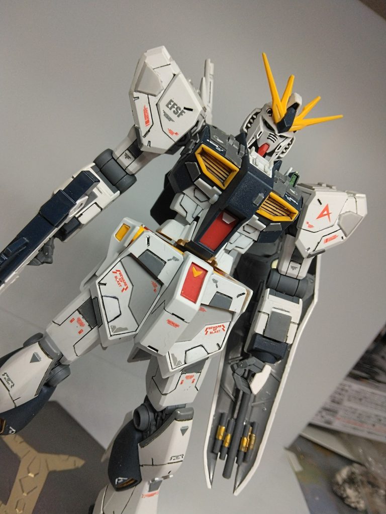 そして似たようなカットが多くて申し訳ない!!!仁王立ちがどうしても僕の心にダイレクトヒットしちゃいましたWWW。デカールが無かったのでRG Hi-v GANDAMのデカールを使用しました。