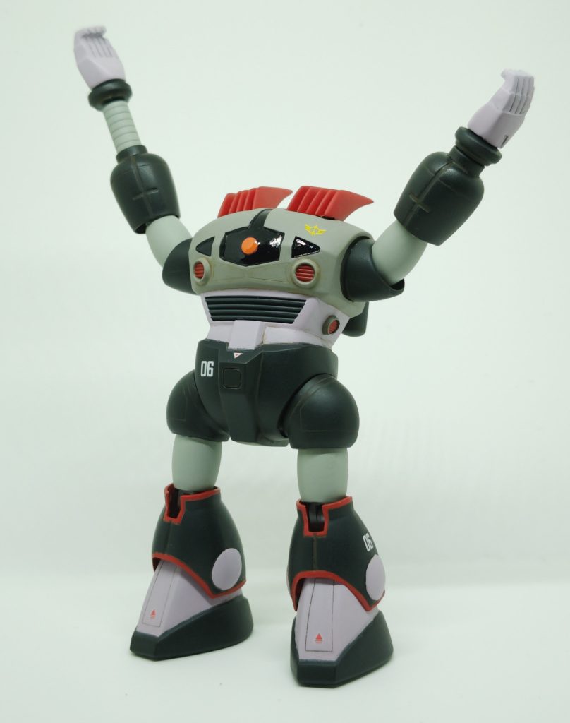 ただし可動域は元のキットのままで、ほとんど動きません。とにかくジョイントを仕込むことが目標で、アクションは無視しました。腕の伸縮は引き出し式を諦めて、差し替えとしました。