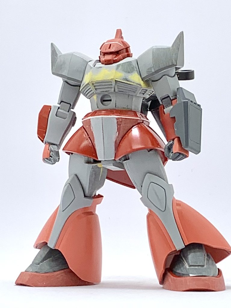 プロポーションは以前のシャアゲルググと同じ工作に加えて、パンツ中央の峰をプラ材で。削り込みでつま先を角ばらせてます。オデコをいったんカットしてクサビ状にスペーサーかまして再接着、目付き悪くしてます。