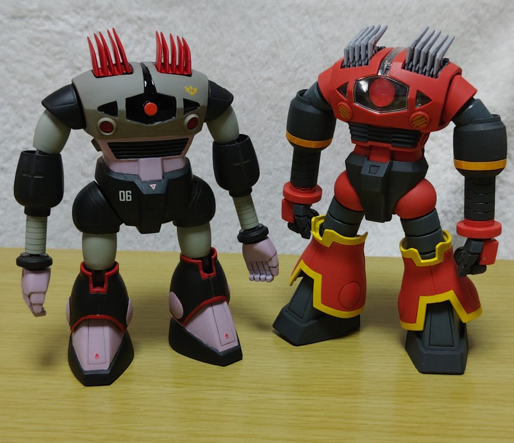 新旧揃い踏み。HGは以前に作ったものですが、今回作成中は敢えて比較せず、今初めて並べてみました。徹底改修してHGみたいにカッコよくする!のもアリでしょうが(私には無理)、旧キットのこれはこれでいいものだ、と思います。