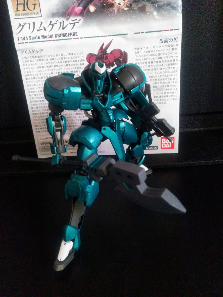 謎の仮面の紳士が搭乗するこの子😊 尖ったパーツが使い勝手良さそうだったので、他の子にプレゼントをして、何だか丸くなった状態で仕上げてみました😋「M.S.G.よりサブ マシンガン & D戦記より改造バトルアックス」