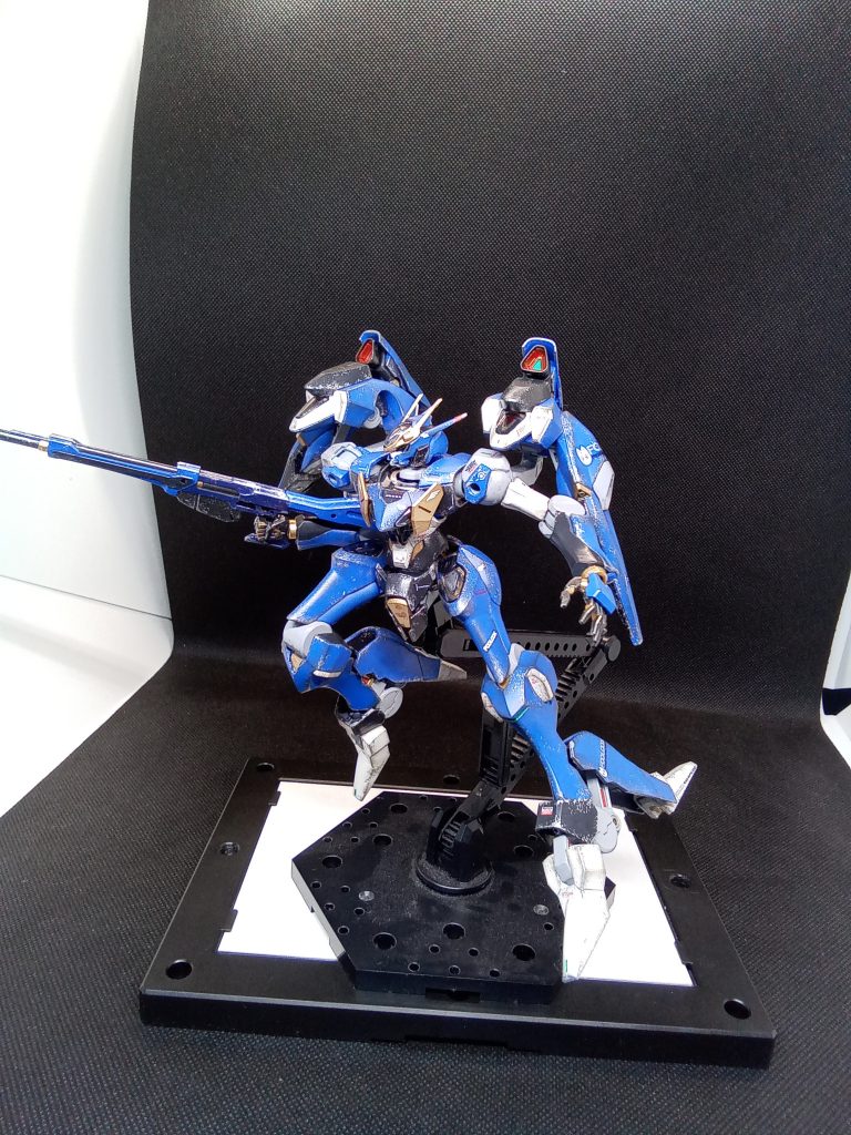 黒系の塗装が似合って格好良いファラクト明るい色だったらイメージが変わるだろうな～とフリーダムブルーで塗装してみました