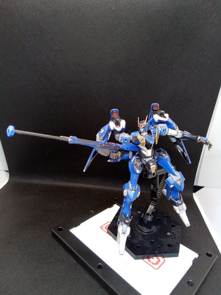 アーマード・コアで自分のパーソナルカラーにしているのが青系なので来月のアーマード・コア6でこんな色にしたいな～と塗ってみました。最近　ファラクトも入手しやすくなってきたので次回はもっと大々的に改修もしてみたくなりました