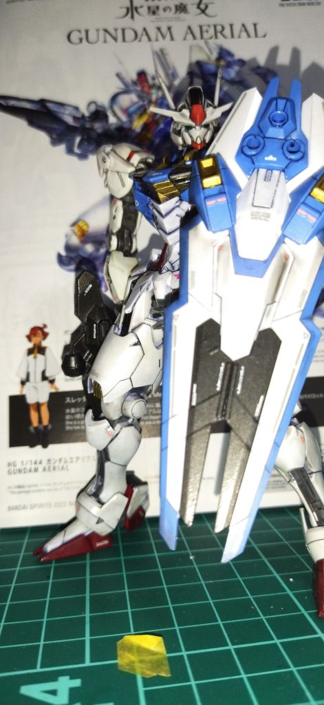 正面立ち姿(下から)やはりマスキングテープがある…