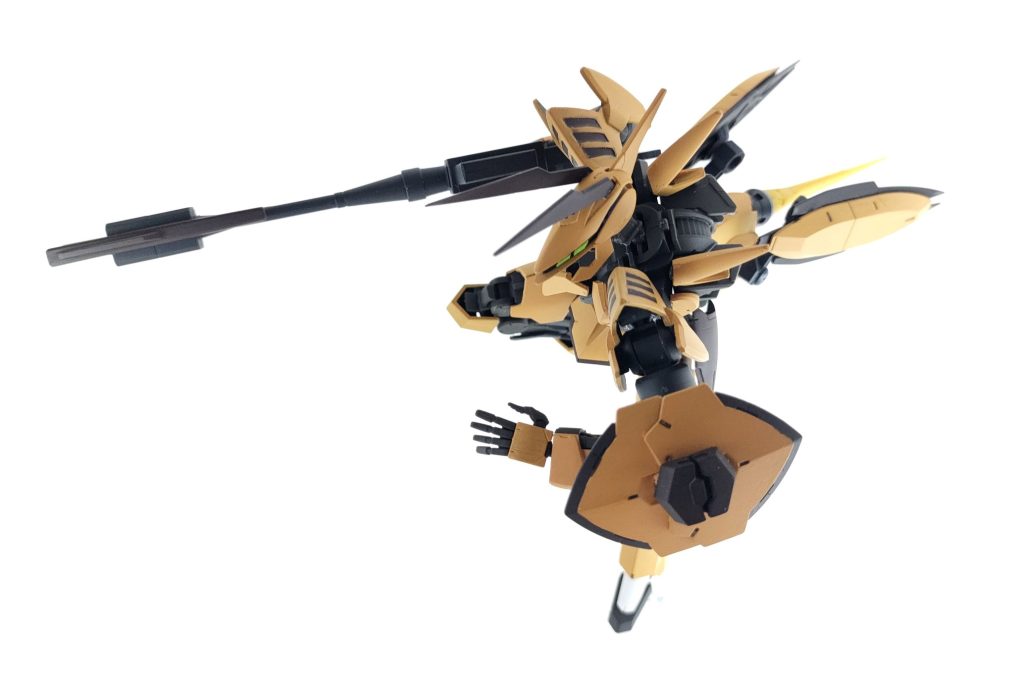 左腕には防御兵装ハニカムシールドを装備しています。