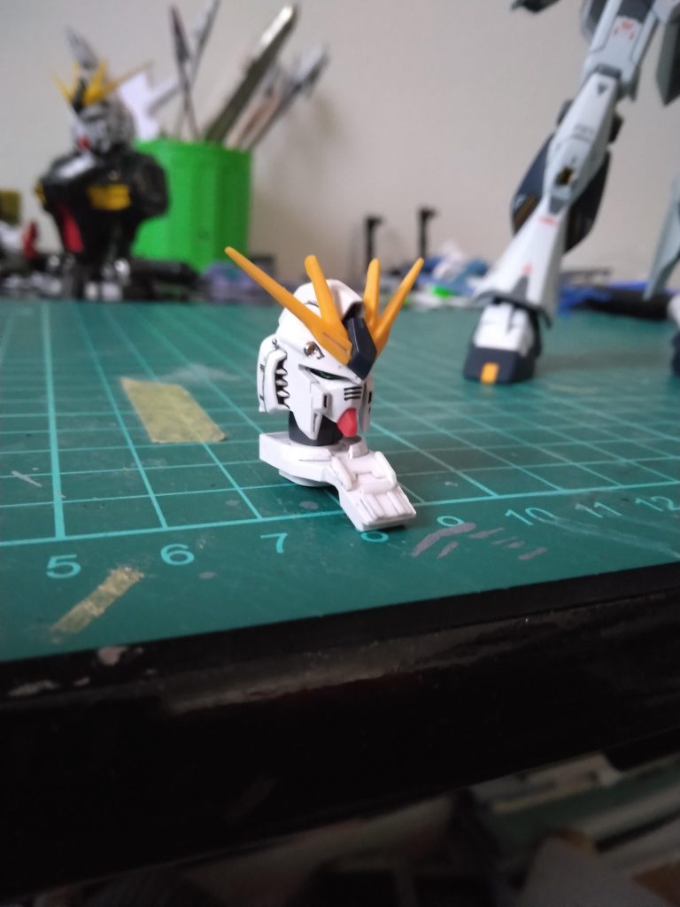 頭は少しスジ彫りをしバルカンは下地にアイアンの上に薄くメッキ塗装しました始めてでしたがまぁいいですね!!!