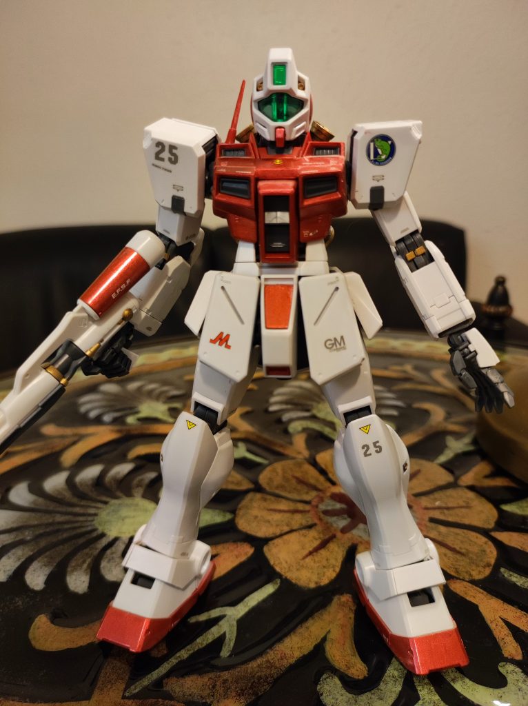 先ずは正面です。鏡面のようなメインカメラは綺麗です。