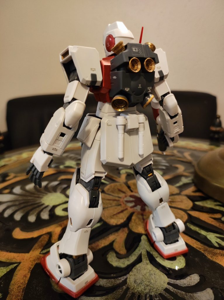 ビームサーベルがおしりに装備されるのはジムコマンドだけかも知れません。