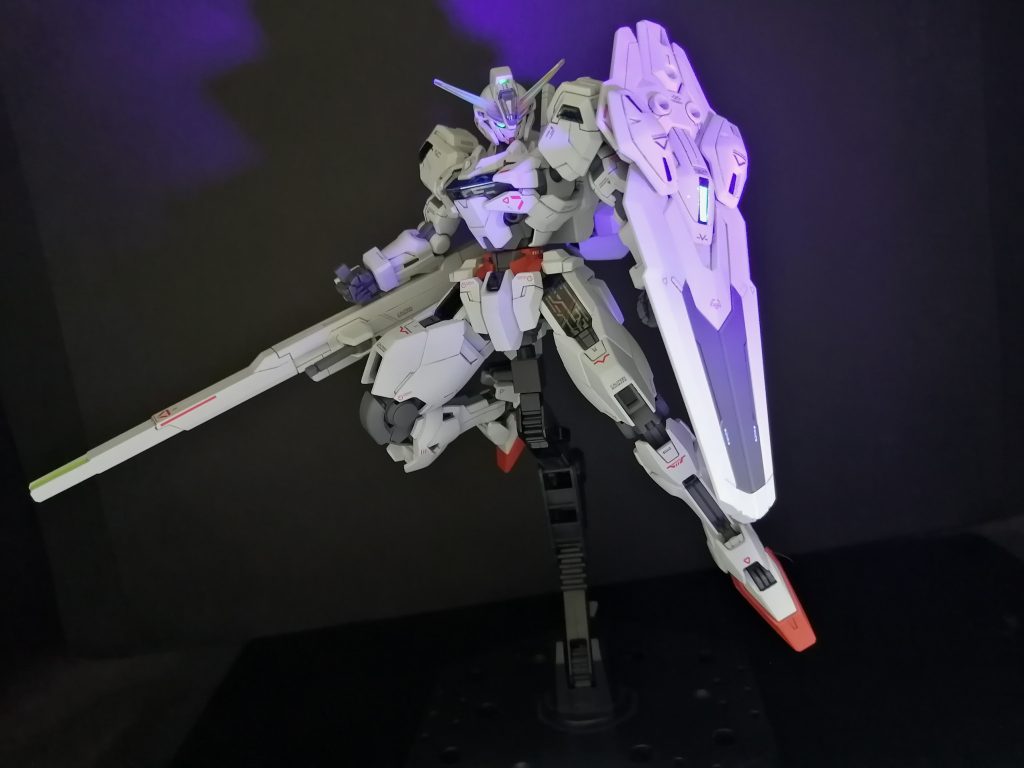 ツインアイ・頭部カメラ・センサー類を蛍光グリーンで塗装しているので、UVライトで発光します。