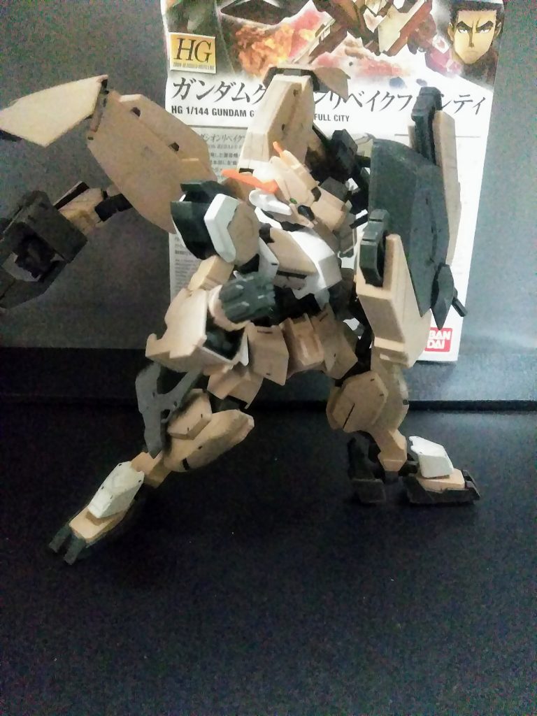 此方のヘッドは『通常モード』　　                   右手には『ナックルガード』左手には『シザース可変リア アーマー』を装備です😁           因みに本キットには武装はこの二つと『グレネード発射筒？』だけとなっています😭武装過多が『売り』なのに…😓