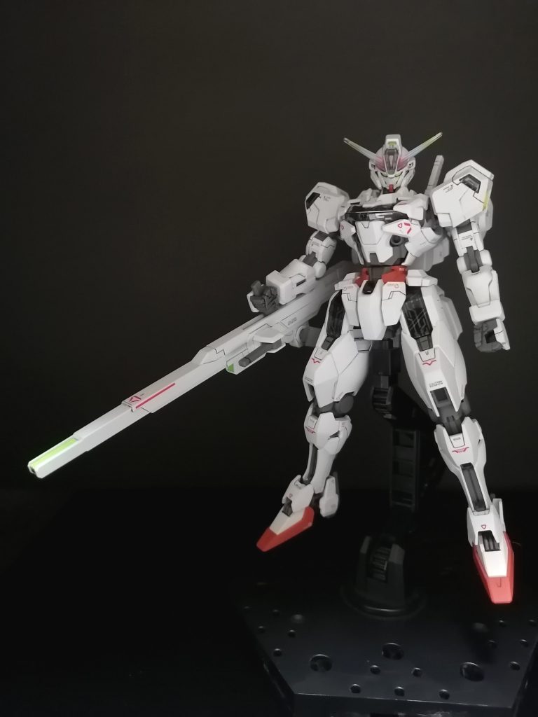 このキャリバーン、かっこいいですね。写真写りもいいですね😄白い機体なので、やはり黒背景が似合いますね。白い機体を美しく見せるために、デカールは少し控えめに貼りました。クリアーパーツは光沢トップコート、クリアーパーツ以外はつや消しトップコートしています。