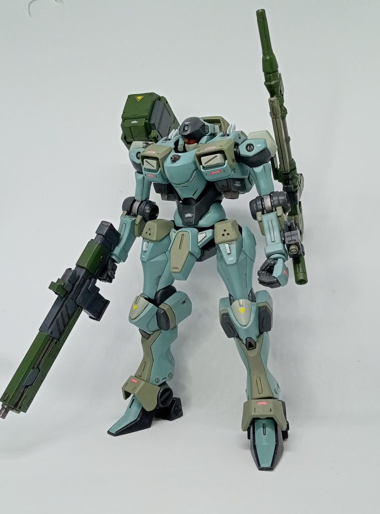 プラ板や市販パーツでデコレート。