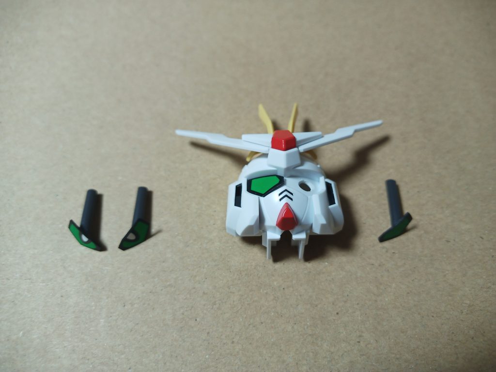 目はキャラクター性重視の瞳有りバージョンにもしたいしロボット兵器としての瞳無しバージョンにもしたいなぁ…と思いキットではシールで選択式のところを0.5mmのプラ板に貼り付けて差し替えで選べるようにしましたそしてこのガンダム、実はオブジェ形態としての意味合いも持つ機体なのです！(つまりどういう事だってばよ？)