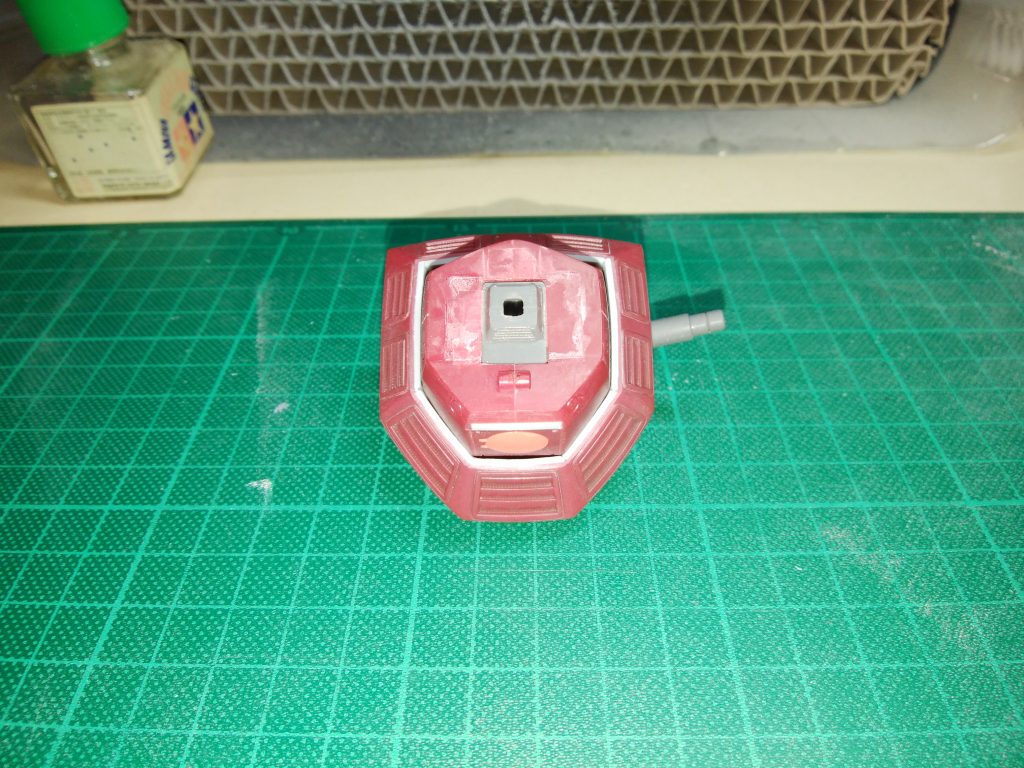 胸部と腹部パーツの接続方法を変更し、隙間を修正。