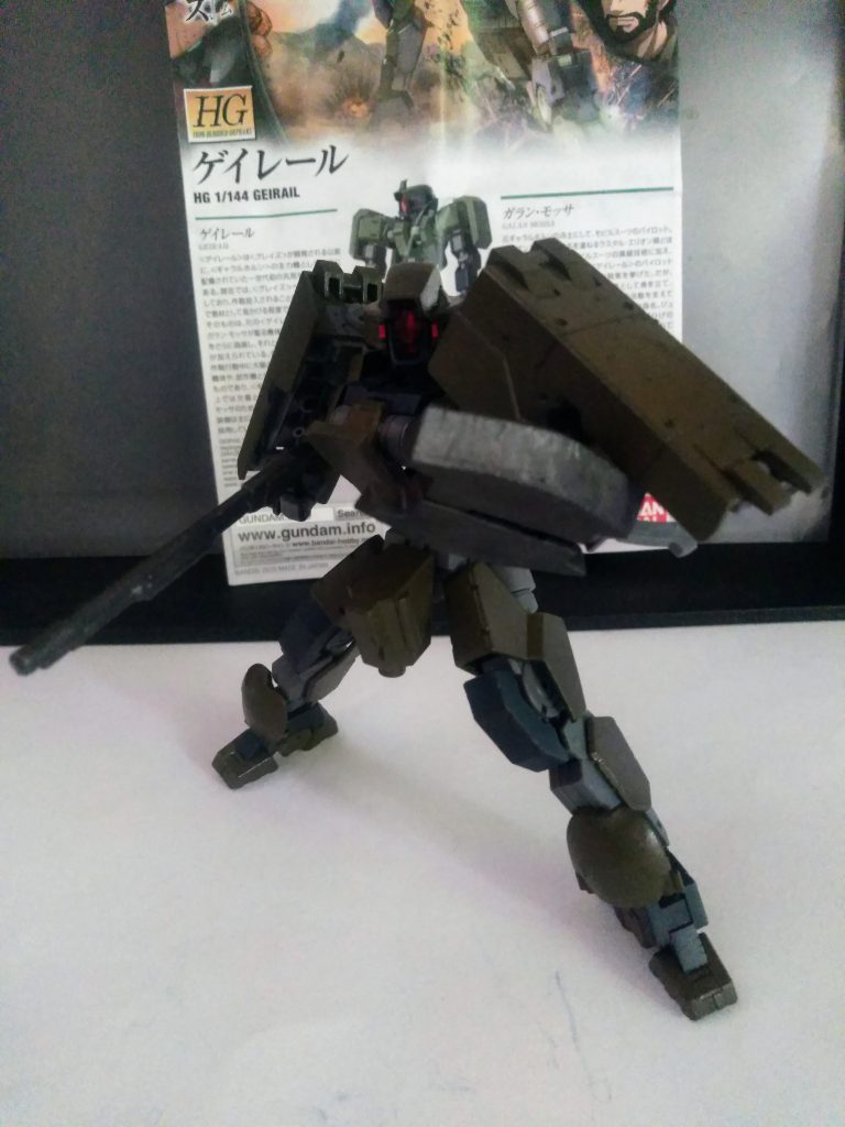 『旧ザク』然り。現行量産機体の前任量産機体には『大きなロマン』が御座います😆『パトレイバーからショット ガン(チッさ過ぎ) & 鉄血武器セットより肩部シールド × 2 』左腕に装備しているのは『シールド アックス』両方の機能が有るのだとか🤔