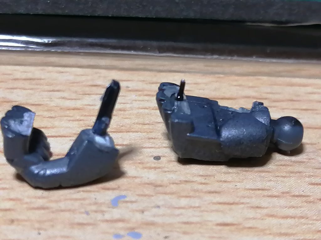 中古で買った為、右手のサーベルを持つ手が接着されてる事に、塗装後に気が付く有様・・・orz長い事放置してたからな～ｗ