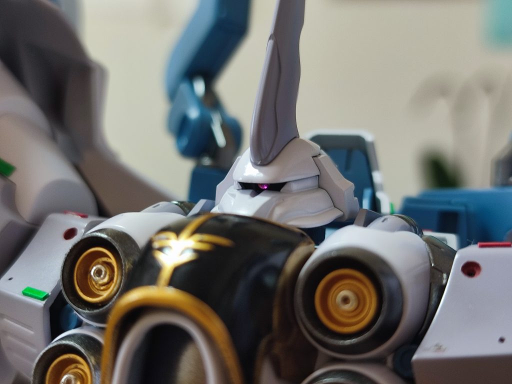 クシャトリヤのモノアイは非常に小さいのでわかりにくいですが、モノアイも自作して肉眼で見やすくしています胸部メガ粒子砲の砲身には銀メッキのビーズを使用しています