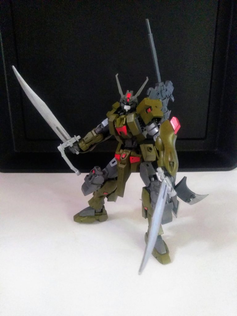 そんな訳で武装紹介😋           2018年のガンプラ購入キャンペーンにて入手した『ツイン ヒート サーベル』及び両手装甲先端部に『鉄鋼弾 × 4 』を装備😁 あっ上ページのライフルは『鉄血武器セット』です。いつも通り詳細は忘れてます😂