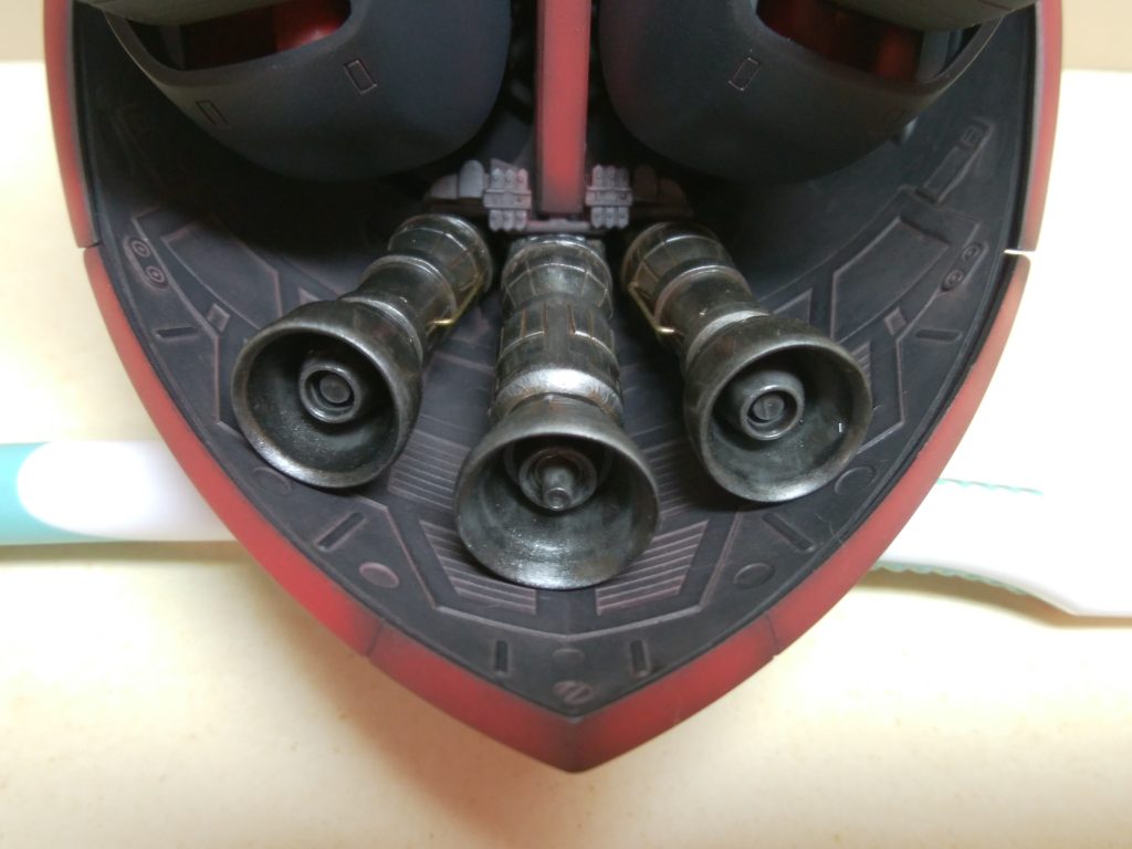 スカート内は装甲のダボ穴が目立つのでエッチングパーツ等でディティールUP。バーニア基部にも腿に当たらない程度にディティールUP。