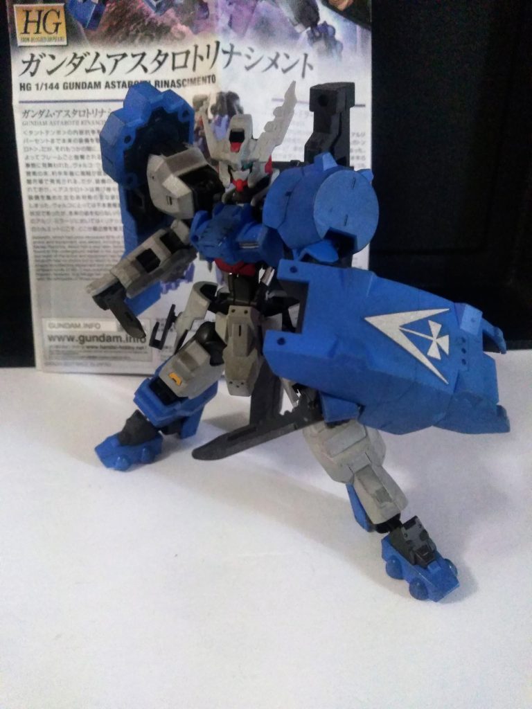 只、前回同様では商業的に・・・                        物語的にツマラないので、所々バージョンアップがされてます😋『コンバット ナイフ × 2 』