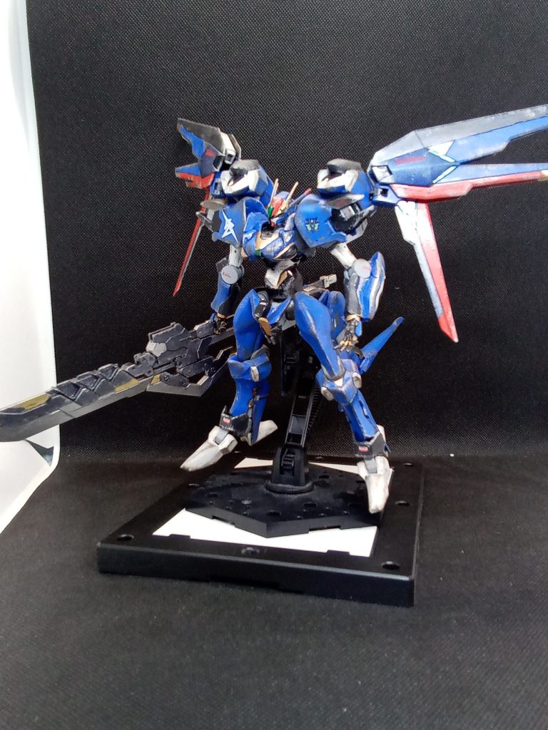 改造箇所・頭部のデザインを変更・胸部のデザインを変更・肩装甲を追加(V2の物をベースにパテでセミスクラッチ)・腰部スカートのデザインを変更・腰部を2mm延長・左手にシールドを追加(フルスクラッチ)・両足のデザインを変更・両肩スラスターの形状調整・翼を接続・腰部パーツの形状を調整・尻尾を接続