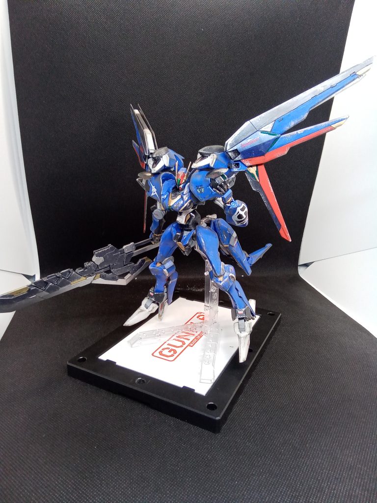 前回の投稿をしている際に・・【尻尾が似合いそうなデザイン】っと思い付き改造開始尻尾があるなら翼も必要だろう!!と組み合わせてみました。すると・・肩が貧弱っといじっているうちに全体のプロポーションが変化 あと・・パイロットの安全の為に危険物をオミット