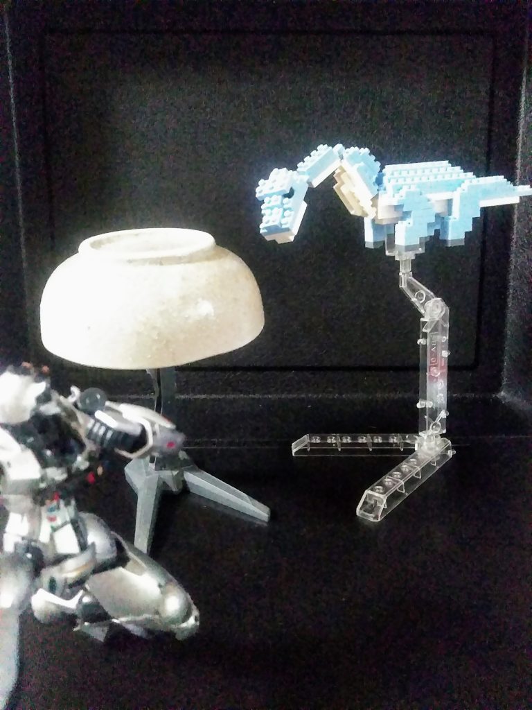 マクー戦闘機が襲って来たっ!!                     偽ャ番『電子星獣! ドルー!!』で召喚           『ドルファイア🔥』でマクー戦闘機を炎で攻撃!コレが破壊力抜群😲 この時、偽ャ番はドルの頭の上に乗っかって指示を出します🧐(劇中では偽ャ番ミニチュアがドルの頭部に置いてある。昔の特撮アルアル🤗)『電子星獣 ドル』はドラゴン型の戦闘メカ😁普段は移動基地『ドルギラン』として、戦闘時には基地区画と戦闘区画に分離、変形して戦闘に挑みます🤣 二つともおかしい?しっかり心の目で見ましょう🤔