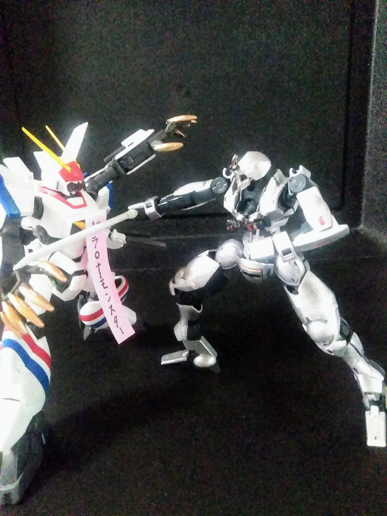 『トォっ!!』ヒーローの掛け声はこう有るべき😤偽ャ番は色々な 戦闘技を持っておりますが、メインウェポンは『ブレード』と成ります😁 どうして?それはカッコいいから!!😍