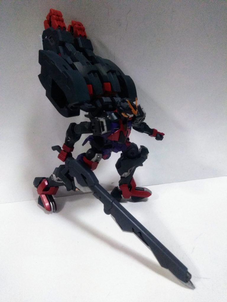 では『 T ブースター』と呼ばれるバックパックを背負ってみました😔                  お・・・重い❗ 専用支柱は付属しているのですが、使わないと180度開脚にてペチャンコです😭 ナニせ『ダンタリオン』より重いのですから😲