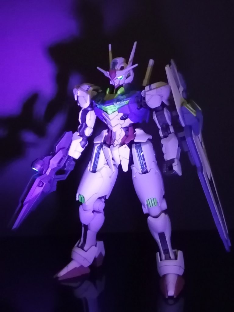 UVライト撮影。ツインアイと頭部リアカメラを蛍光グリーン、ビームライフルのスコープを蛍光クリアーで塗装しているので、発光します。