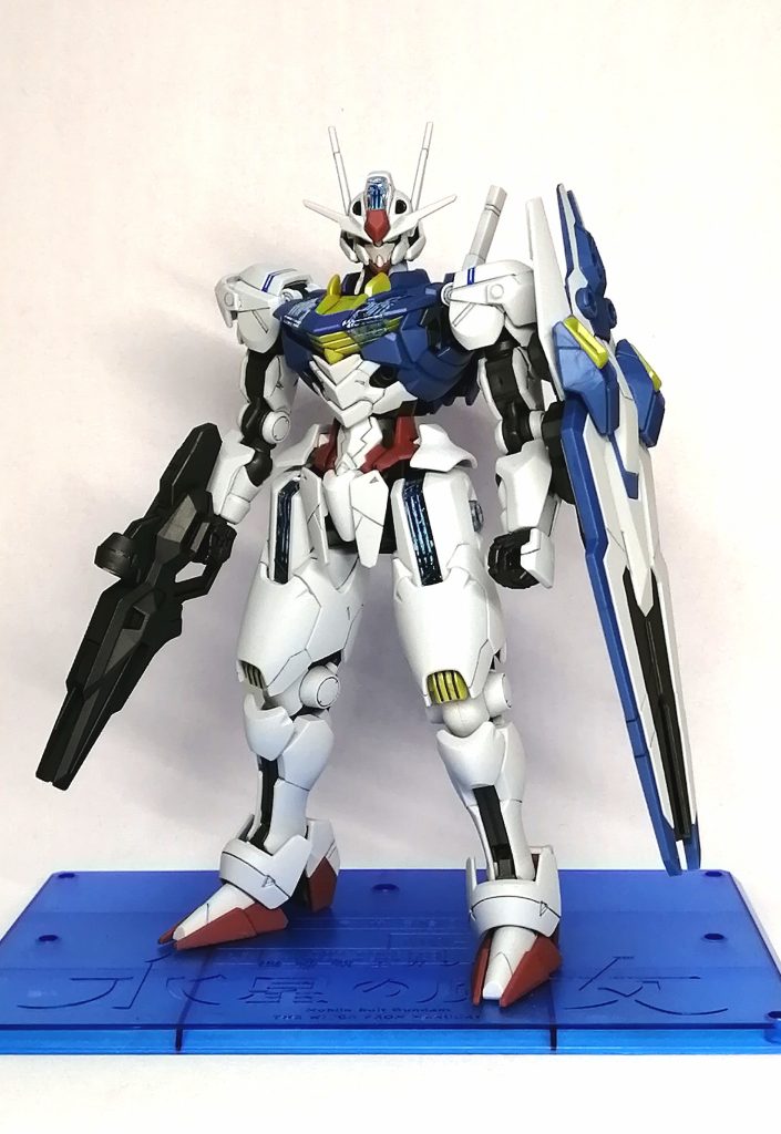 普通のHGのエアリアルと比べて、このエアリアルは成形色が違っています。白色パーツ→わずかにグレー青色パーツ→パープルよりのメタリックブルー赤色パーツ→あずき色っぽいレッド黄色パーツ→ゴールドっぽい黄色グレーパーツ→光沢を抑えたガンメタル全体的に渋い感じの色です😄