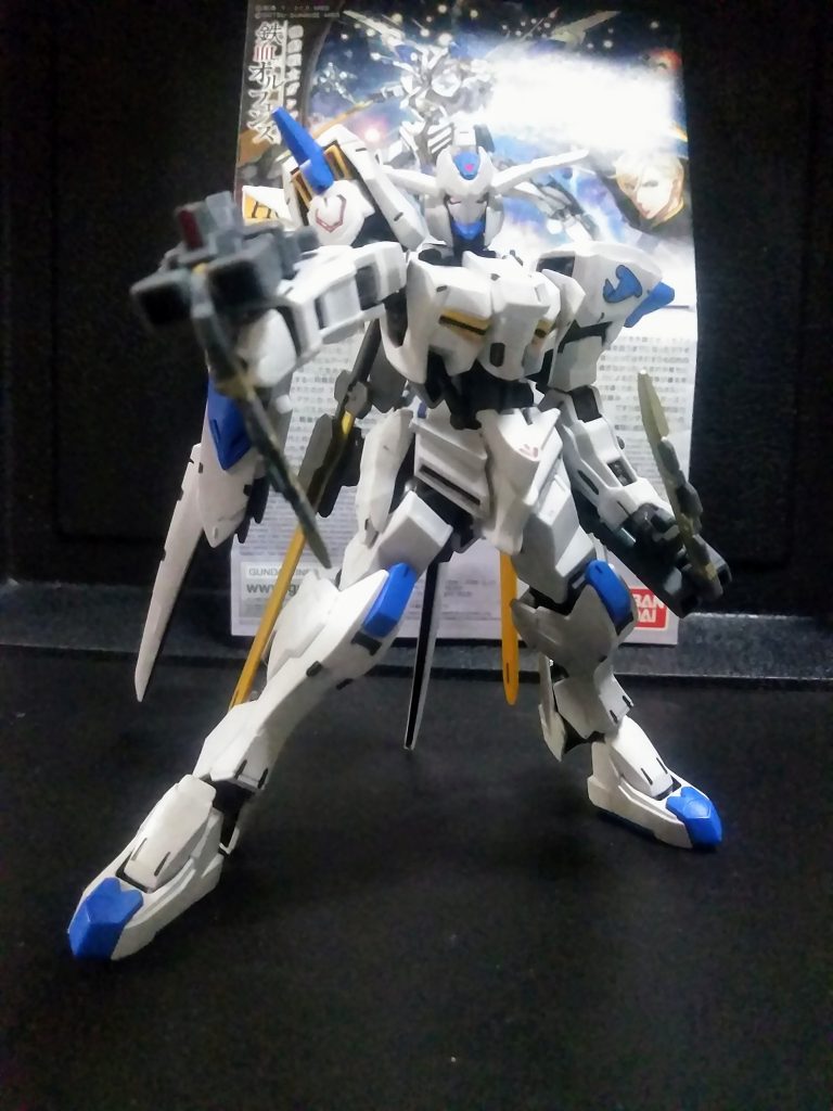 第一期では｢スンゴイ切れ者｣😲と思わせといて、第二期では｢ポンコツ｣😭と変わり果てて、何時も我々を楽しませてくれた『マクギリスさん』の機体となります😊装着武装は 2016 年のキャンペーン品『ソード ビーム マシンガン』いや、語呂が…😭