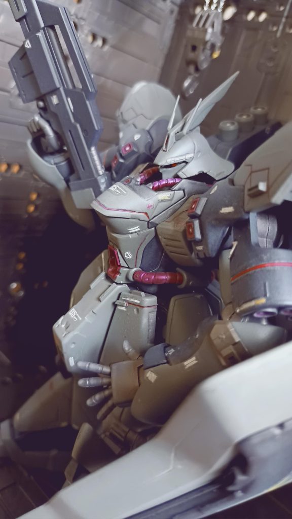 塗装の配色やデカールの貼り付けなど、自分の頭に浮かんだ配色を思いのままに行ったので佐世保軍艦色とつや消しブラック沢山でアクセントに小豆色をスラスターや砲口に使いました。